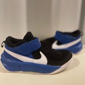 Nike Kid's Team Hustle D10 (GS) Basketball Shoe